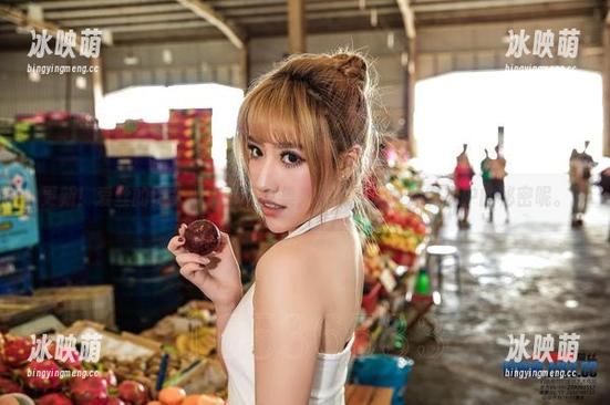 更新！爱丝的街头小秘书写真集，仿佛可以听见微风中的秘密呢。