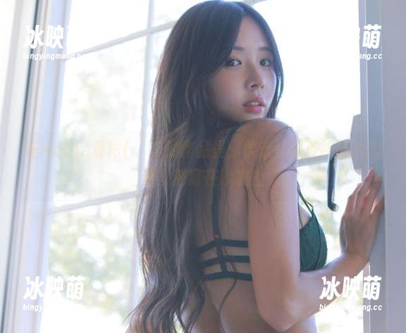 在Habin夏彬(하빈)的作品里，柔软针织波纹让人想要立刻窝在沙发上