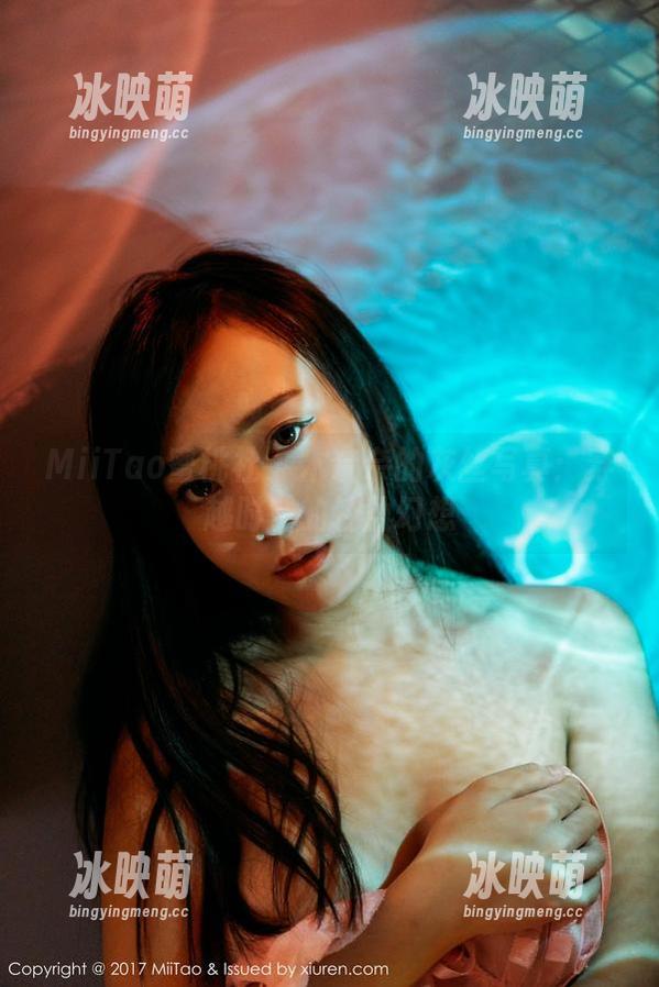 MiiTao蜜桃社 - 木奈奈的灰丝写真：穿越时空的轻盈幻想