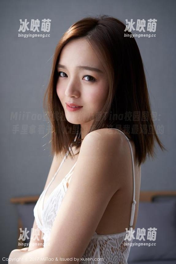 MiiTao蜜桃社 - 桃乃香Tina校园图包：手里拿着书，心里想着‘这是我最渴望的放肆’！