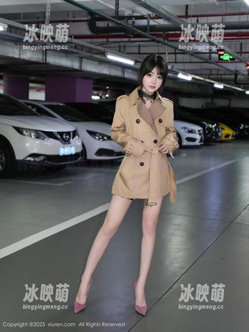 Xiuren秀人网 - 婚纱与杜viki的“情感纠葛”：私房写真中的喜剧时刻，没想到裤子挂在了婚纱上！