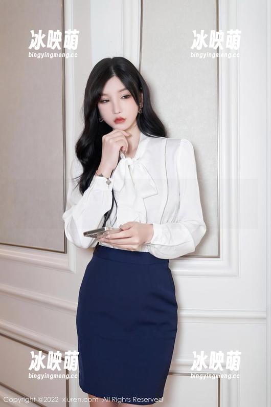 Xiuren秀人网 - 白微Sera比基尼写真：看她如何在沙滩上玩转性感与青涩