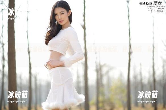 aiss - 在渔色写真中，与索菲一起感受水的低语，轻声细语，有点小心动