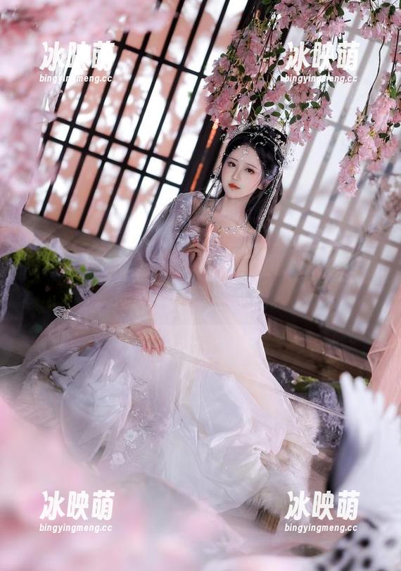 短裙狂想曲：三度69私房美图，光影交错间的“裙”世奇观。