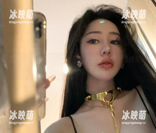 微密圈 - 不爱笑的赛琳那双美足的原图，壁纸使用率直线上升，快来看看！