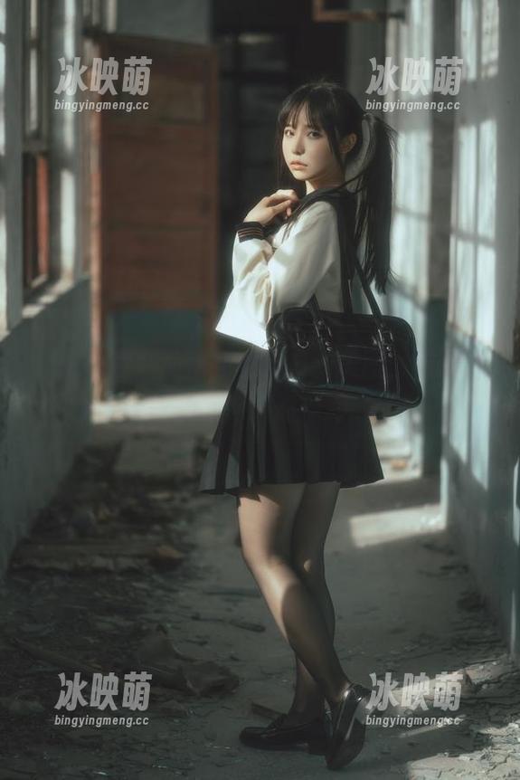 六味帝皇酱的樱花女友最新美图，仿佛时间都在这一刻停滞。