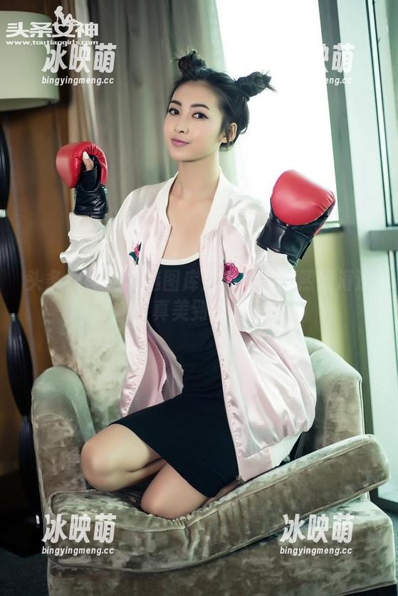头条女神 - 精选图库大件事：周熙妍海边写真美到窒息！
