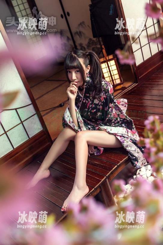 头条女神 - 天台无极限：跟随杨曼妮的写真图集，享受这份自由