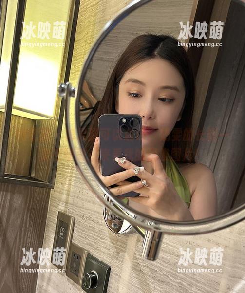微密圈 - 如果腿可以说话，奶雯的长腿一定在呼喊：来看我的优雅图片！