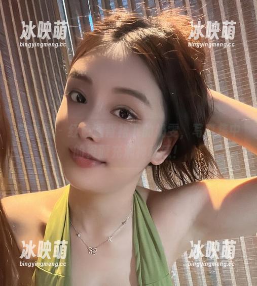 微密圈 - 红色漏背裙下的奶雯，写真集中的资源充满神秘感！