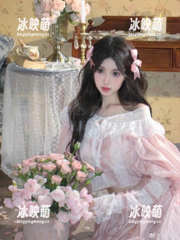 怡子yiii 怡子yiii的新片段:紫蔷薇的美丽与幽默,更新不止步!