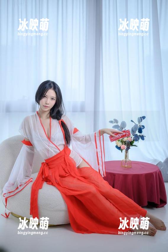 专属礼物大揭秘：抖娘利世作品集里的那些窘态与惊艳