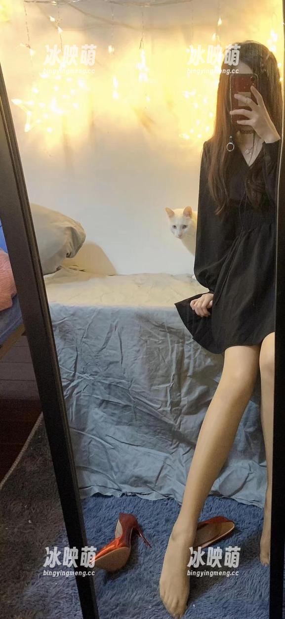 微密圈 - 一起看提袜少女的最新美图：连衣裙下的时尚轮廓，悄悄撩动你的心！