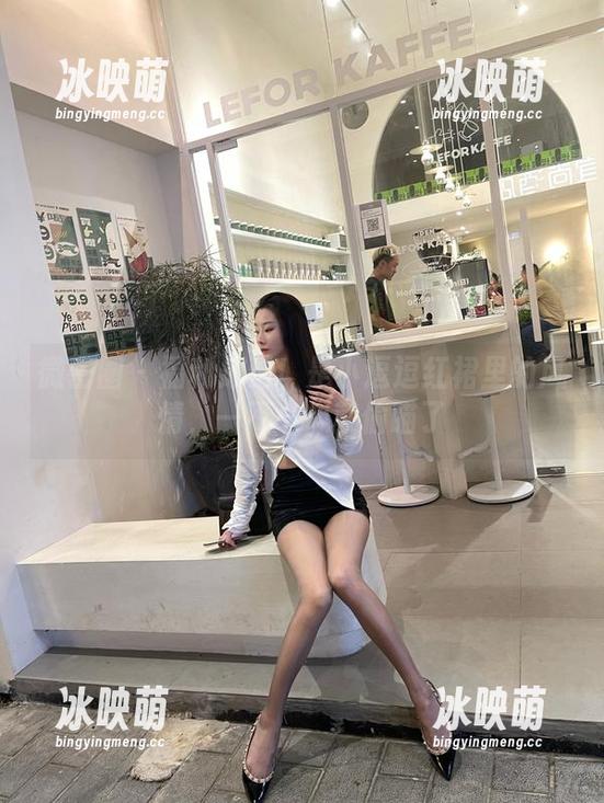 微密圈 - 福利放送！是小逗逗红裙里的风情，一不小心就偷瞄了