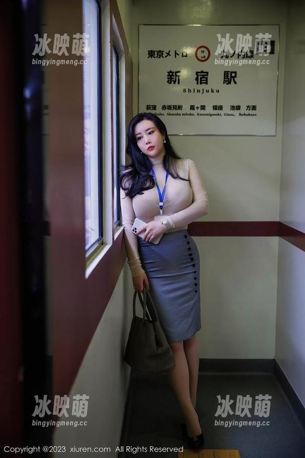 秀人网 - z杯悠悠泳装全集：原图中的她，仿佛在水里迷了路，心情随波逐流。