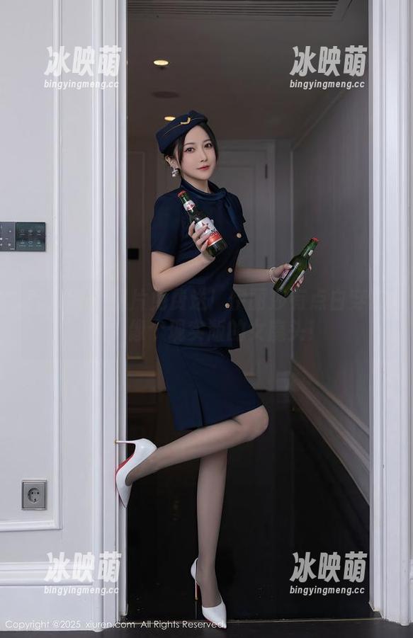 秀人网 - 照片免费送！伊丽莎有点白穿皮衣，像个现实版的女魔头！