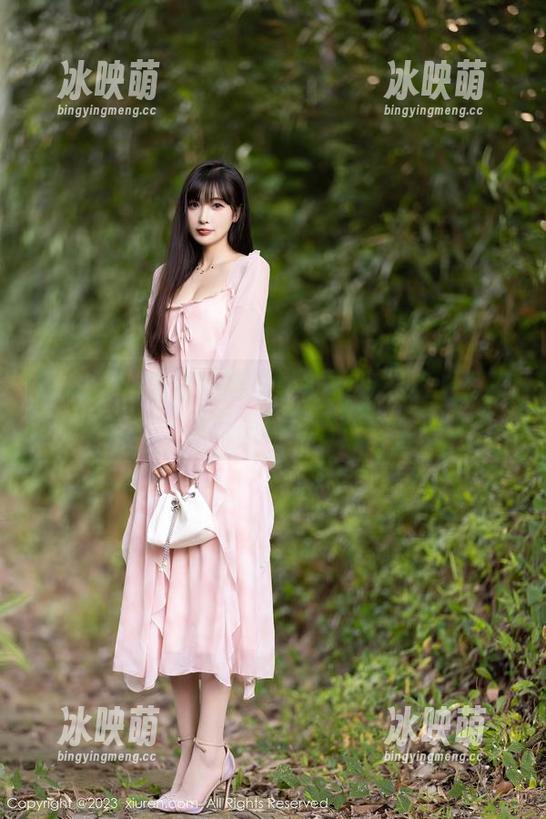 秀人网 - 观看奶瓶妹妹的图包：这画面真是有点超现实！