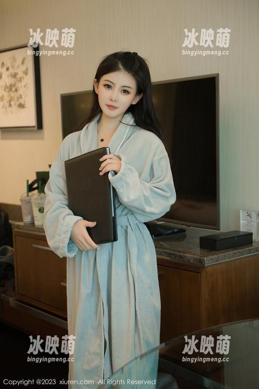 秀人网 - 萌白酱的浴室探险图集：精选那些不代表任何东西的梦幻时刻