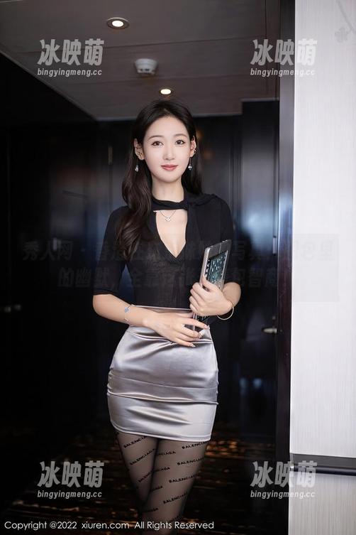 秀人网 - 香澄在东京妹妹的写真：图包里的幽默，全靠这张表情包智商！