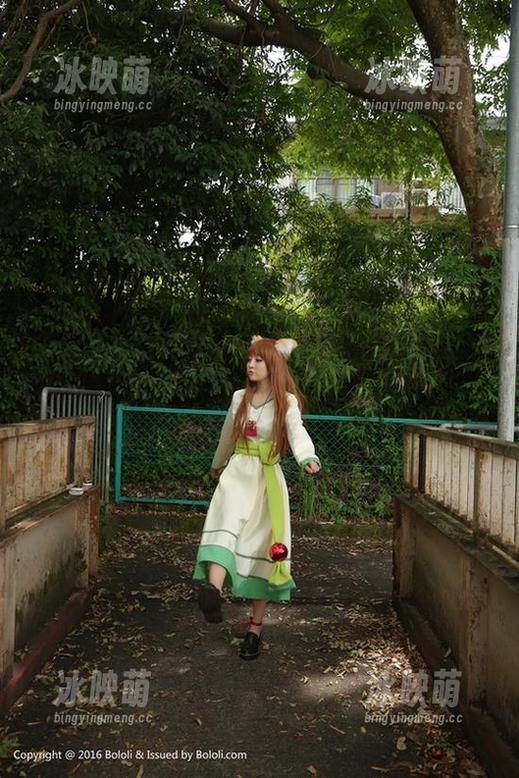 菠萝社 - 纯白vs.猫九酱Sakura：谁才是图集里的真正‘白’领？