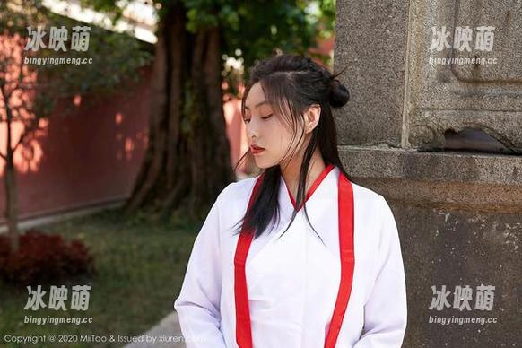 蜜桃社 - 看Rola步履轻盈穿透红裙与资源的界限，随意又迷人