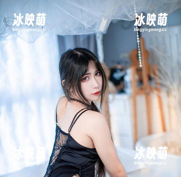 阮邑Fairy打破常规：黑枪呆礼服原图背后的那些不为人知的照片
