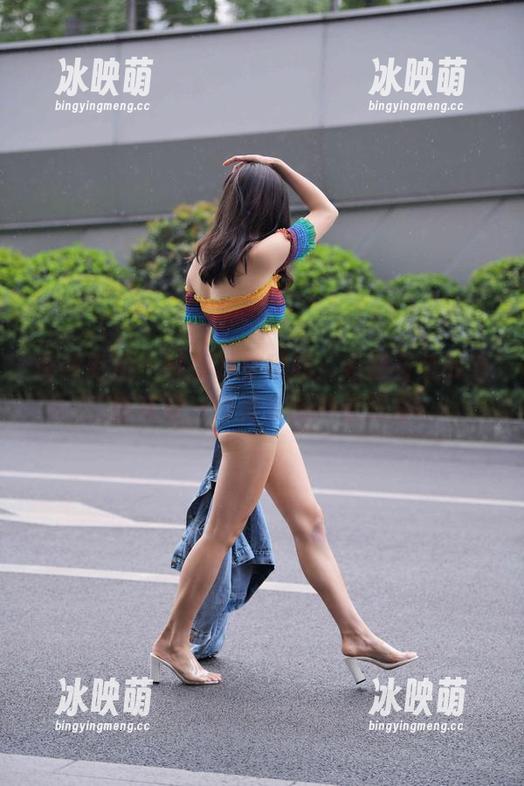 魔镜街拍 - 捕捉唯美瞬间：婷婷与她的包臀灰裙，高清套图冲击感官