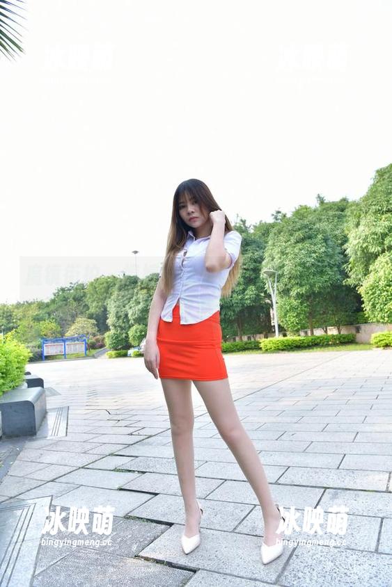 魔镜街拍 - 婷婷教我如何穿白色吊带连衣裙，黑丝美腿写真就在网盘等着你！