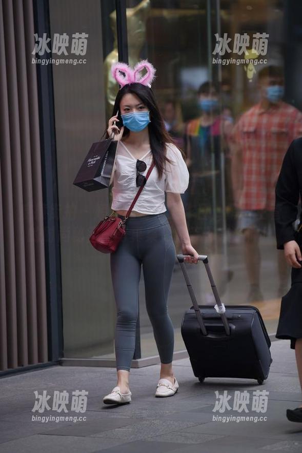魔镜街拍 - 婷婷的粉裙工作日：销售主管的时尚秘密，写真集更新等你来翻阅！
