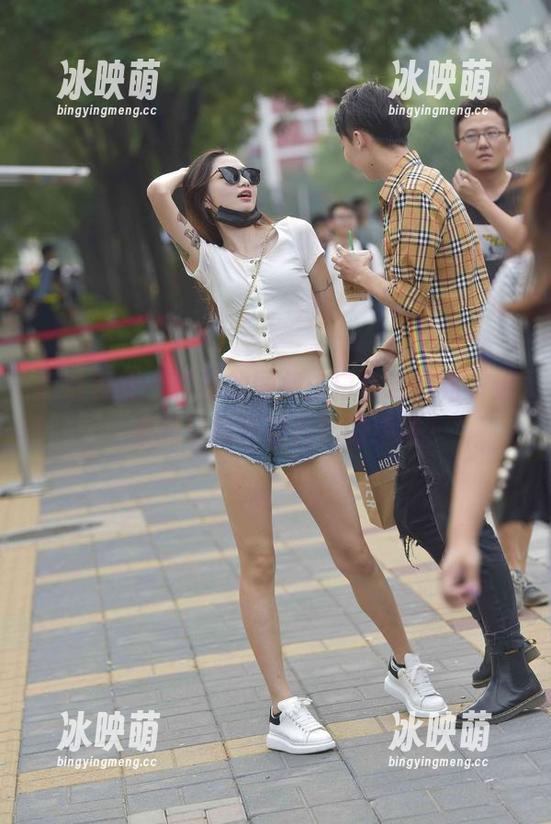 魔镜街拍 - 楼楼的图集：白色连衣裙，温柔到让我怀疑自己的选择