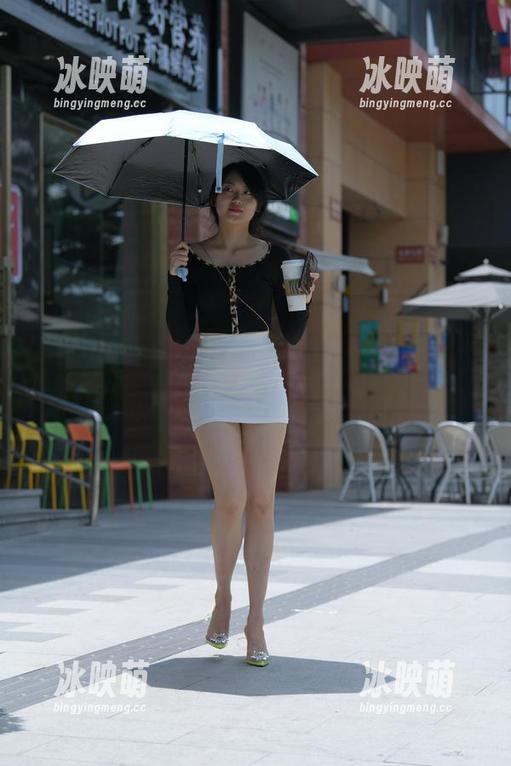 魔镜街拍 - 图集更新：青春的芝芝在蓝色泳衣中游走，快来下载！