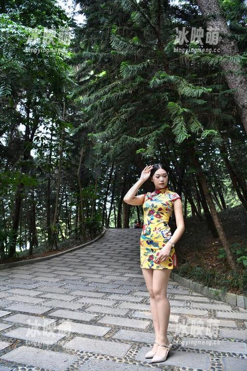 魔镜街拍 - 萌宝儿专属图包：商业广场的哈哈镜体验，包臀裙肉丝都等着你来探索！
