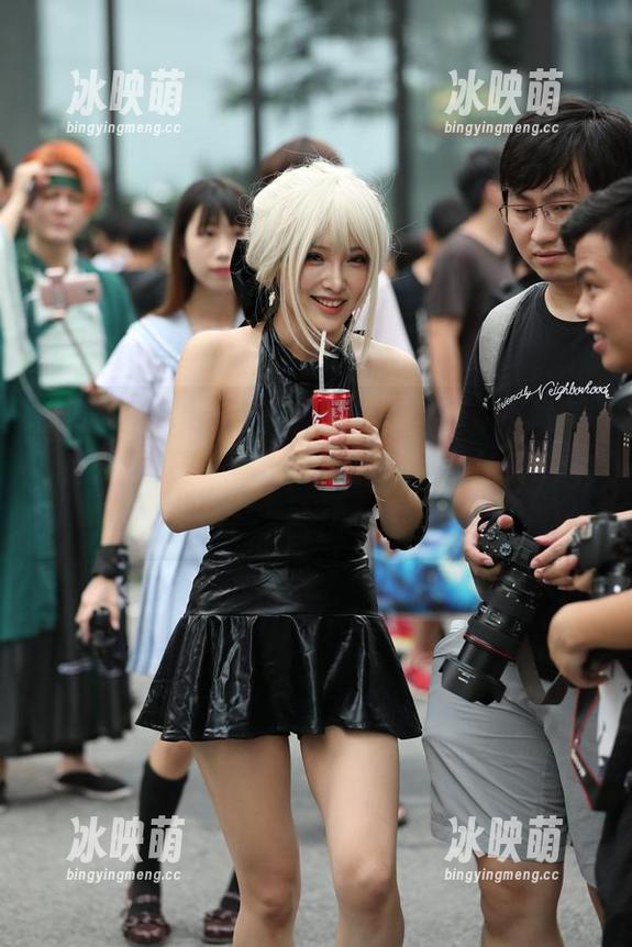 魔镜街拍：运动系甜美女生全集，下载后绝对不止是“看”，简直是心跳加速的体验！