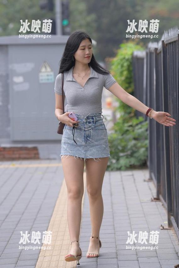 让人心动的魔镜街拍：白色高跟旗袍肉丝美女高清图册，让你一见倾心！